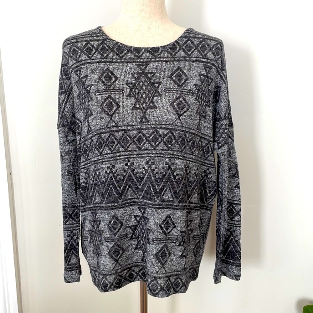 FOREVER 21 Geometric Pattern Sweater